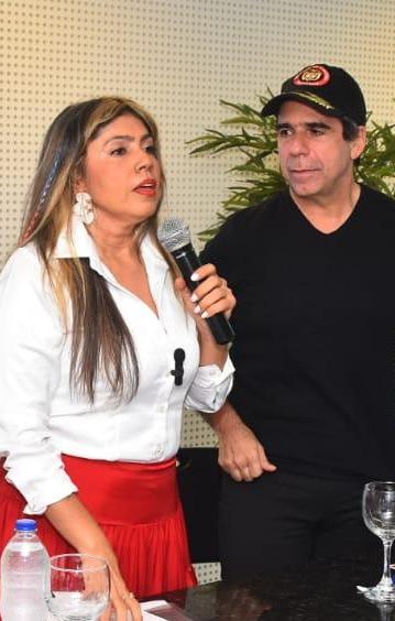 Dina Luz Pardo y el Alcalde electo Alex Char.