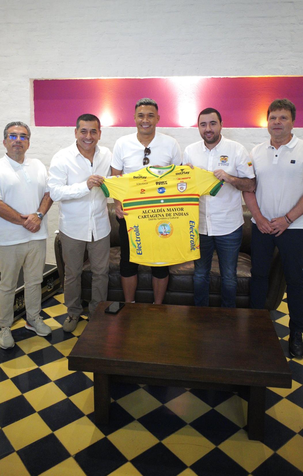 El presidente del Real Cartagena, Renato Damiani, el alcalde Dumek Turbay, Teófilo Gutiérrez, el gobernador Yamir Arana y el dueño del club, Helmut Wenning.