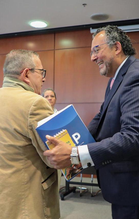 El exjefe de las FARC, Rodrigo Londoño, y el presidente de la JEP, Roberto Carlos Vidal. 