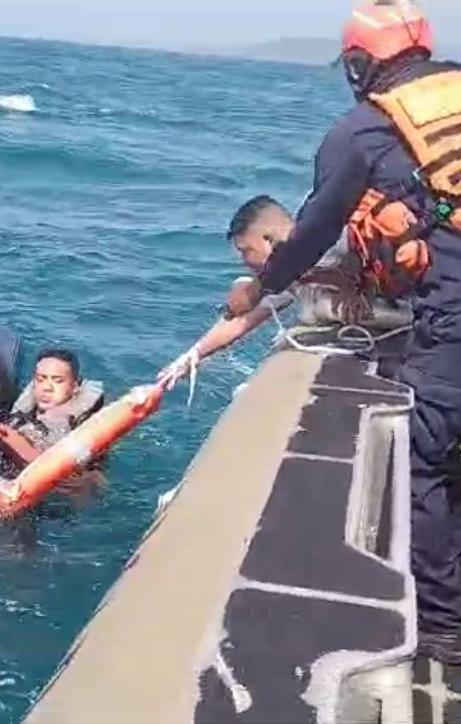 Rescate de embarcación "Rachete 21" frente a Puerto Velero
