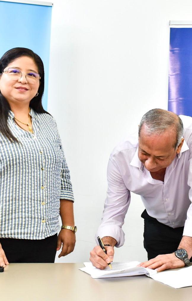 El gerente general de Triple A, Ramón Hemer, firma la prórroga del contrato en el municipio de Soledad. Lo observa la alcaldesa Alcira Sandoval