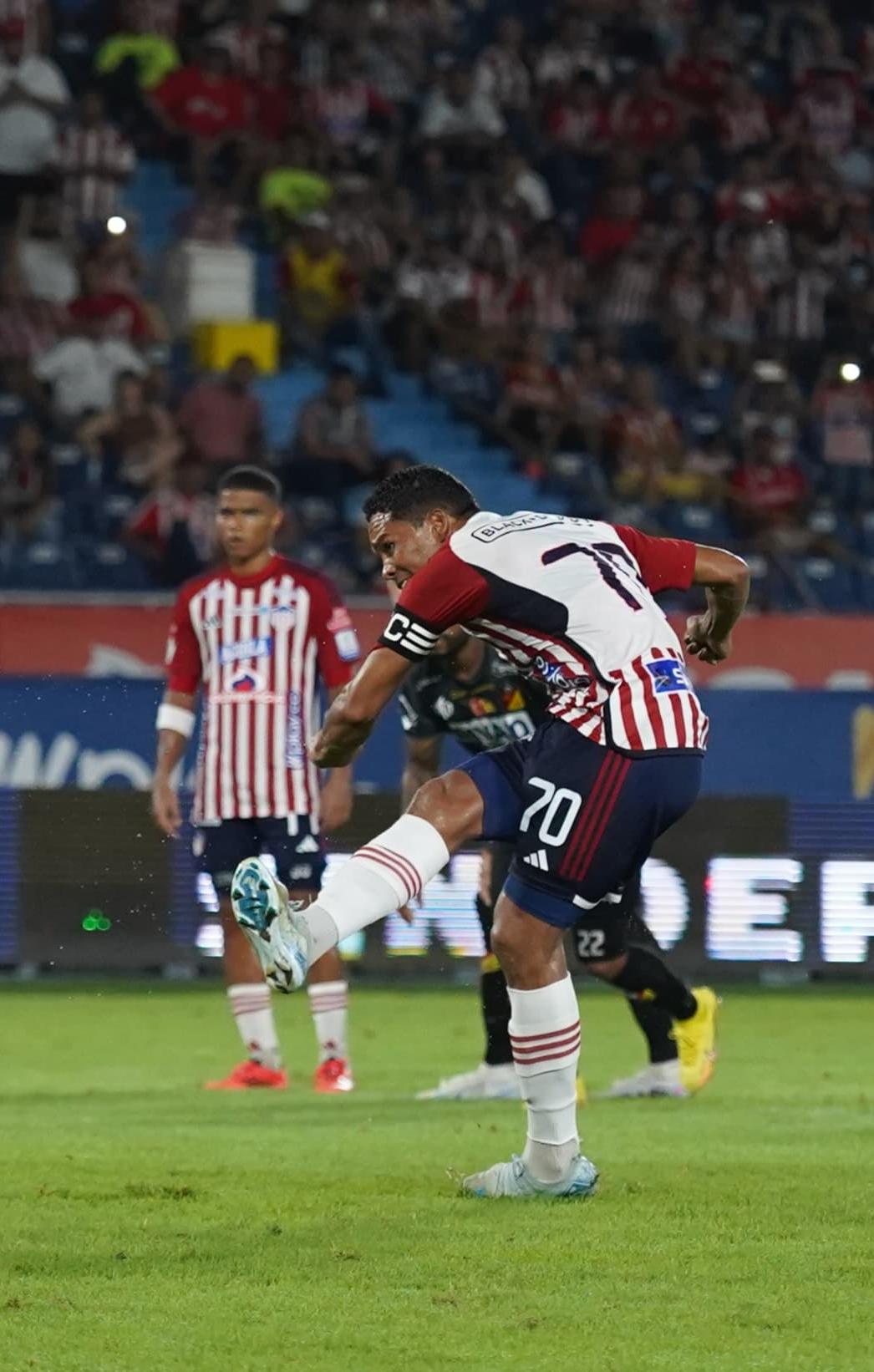 Carlos Bacca en la ejecución de la pena máxima contra el Pereira.