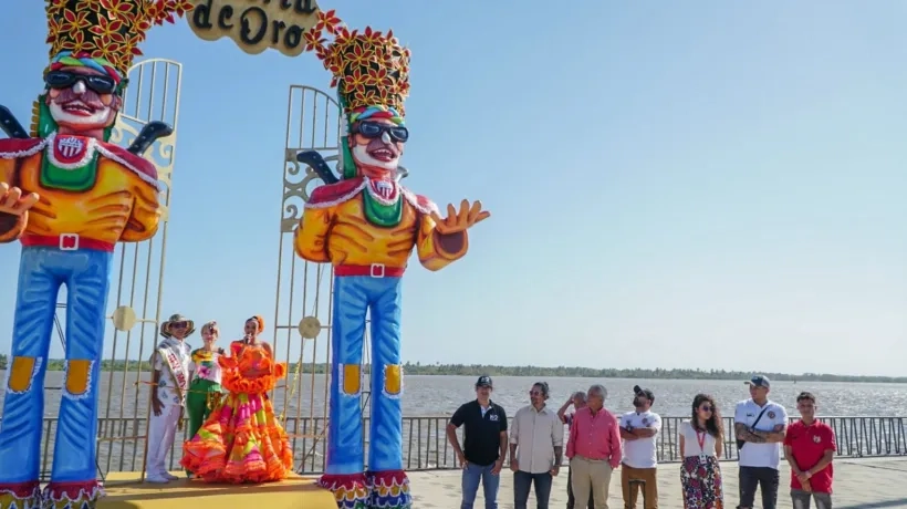 Macrofiguras inspiradas en las danzas del Carnaval de Barranquilla.