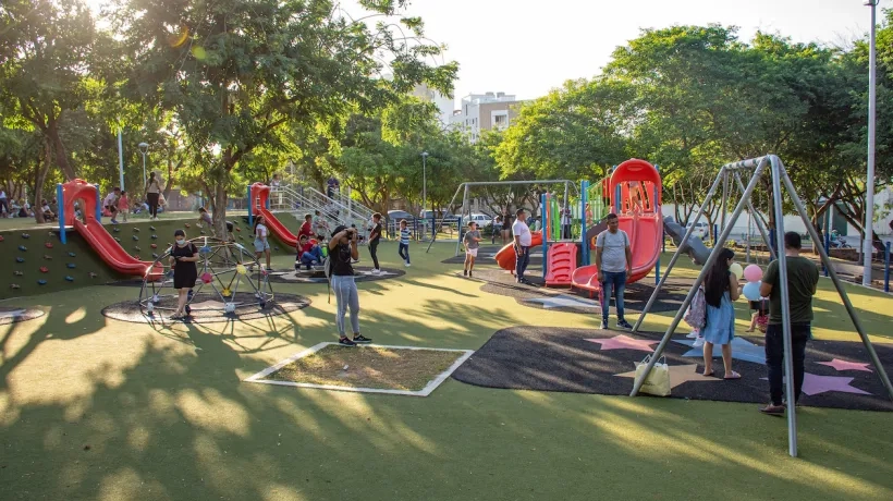 La gente disfrutando en el parque Sagrado Cotrazón.