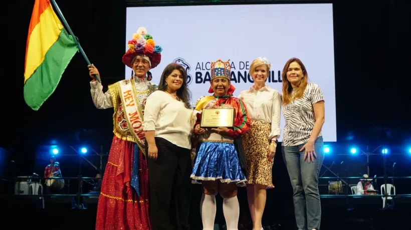 Edaida Orozco, recibió el Premio Vida y Obra a la Tradición a nombre de su mamá, Luisa Orozco, directora de la Danza Paloteo Bolivariano.