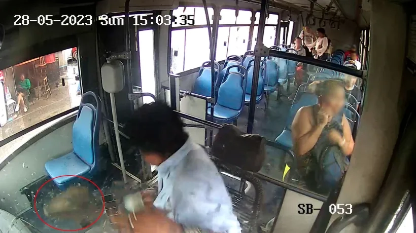 Conductor de vehículo lanza piedra gigante contra bus porque lo mojaron al sobrepasarlo