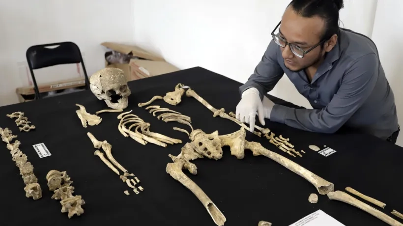 El especialista en Antropología Física Martín Hernández Carbajal ofrece detalles sobre los once entierros humanos.