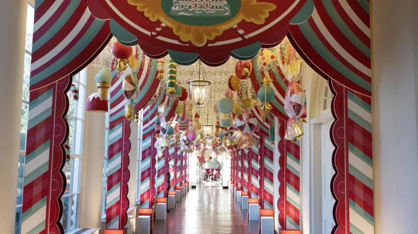 Más de 300 voluntarios participaron en decorar con motivos de Navidad en la Casa Blanca.