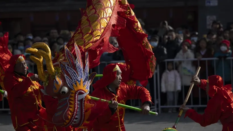 Artistas en acción durante una Danza del Dragón en el Templo Dongyue en Beijing, China. 