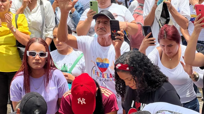 Oración de venezolanos en el parque Suri Salcedo en Barranquilla.