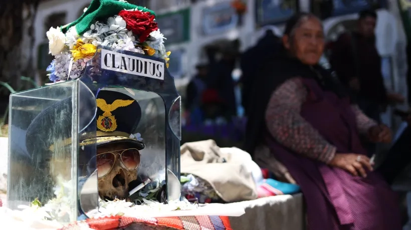 Cráneo humano o "ñatita" en el cementerio general durante la celebración.