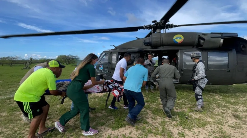 Fuerza Aeroespacial Colombiana con su tripulación y personal médico.