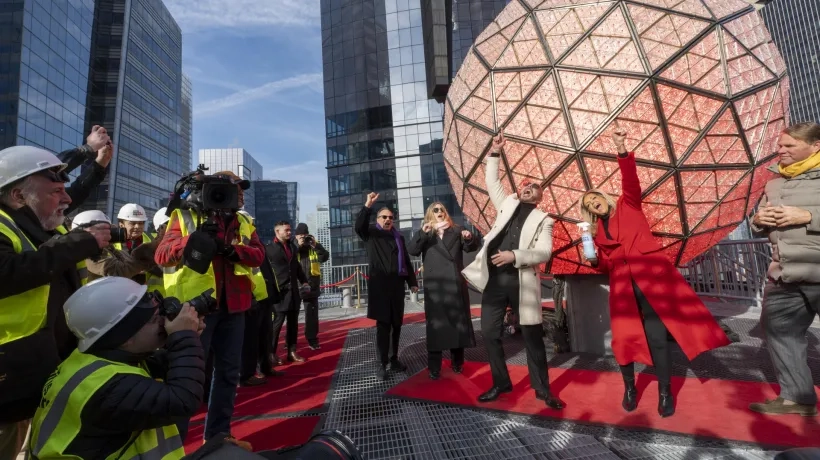 El rapero y compositor Pitbull, celebra tras colocar el último cristal de la icónica bola de cristal de Times Square. 