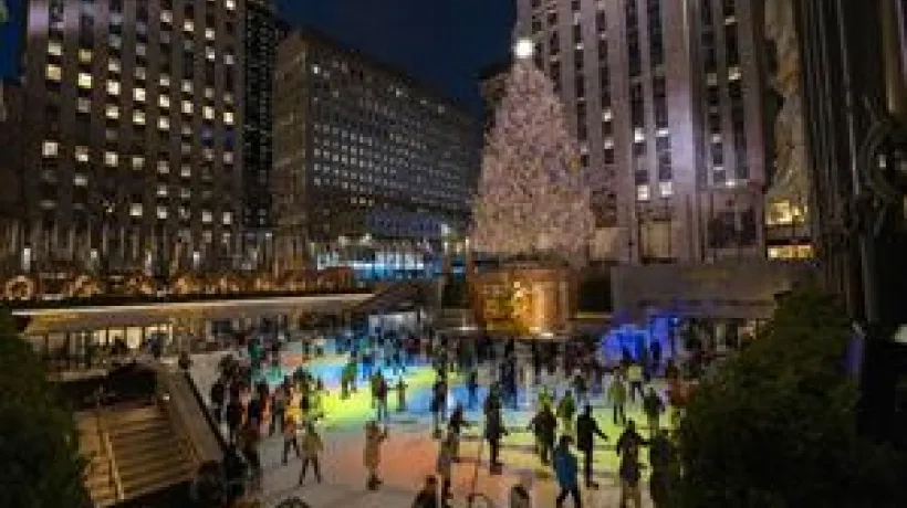 Pista de hielo junto al árbol del Rockefeller Center, en Manhattan Nueva York (Estados Unidos).