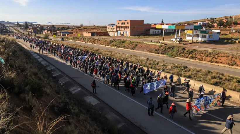 Las personas cumplieron desde el Altiplano hacia La Paz en protesta por problemas económicos.