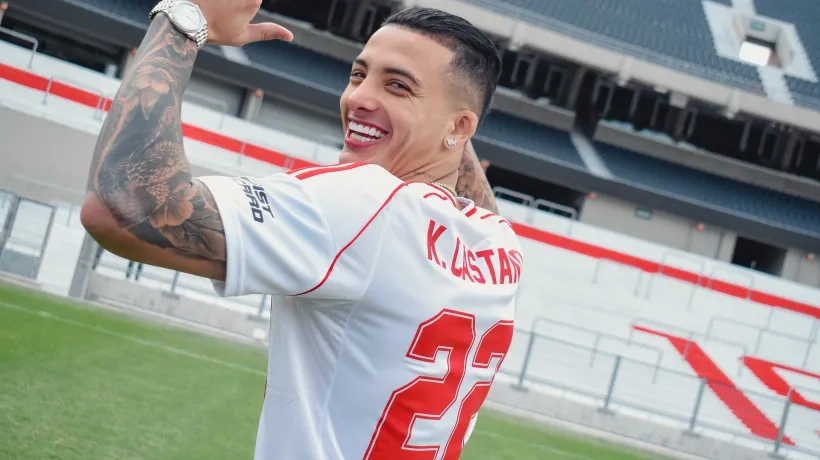 Kevin Castaño con la camiseta de River en el gramado del Más Monumental. 