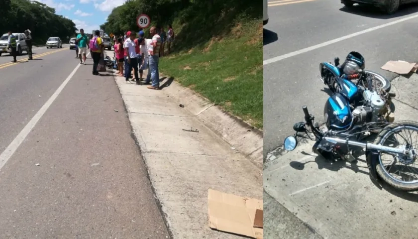 La moto en la que se movilizaban las víctimas quedó a un lado de la vía.