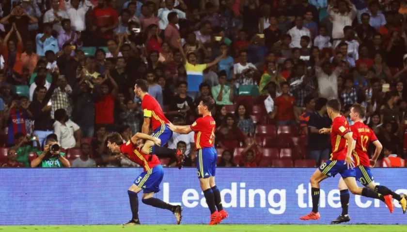 Abel Ruiz celebra el 2-0 para España con sus compañeros. 