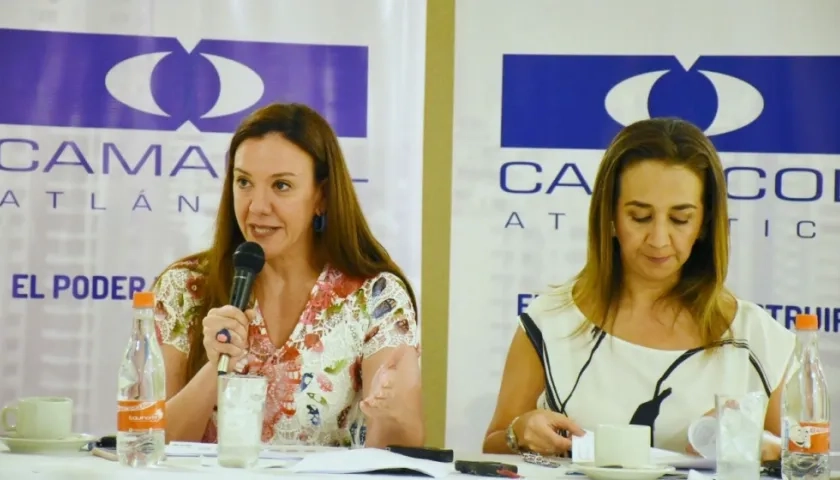 María Elia Abuchaibe, gerente de Camacol Atlántico, y Sandra Forero, presidenta ejecutiva de Camacol, en la rueda de prensa de este jueves en el Country Club.