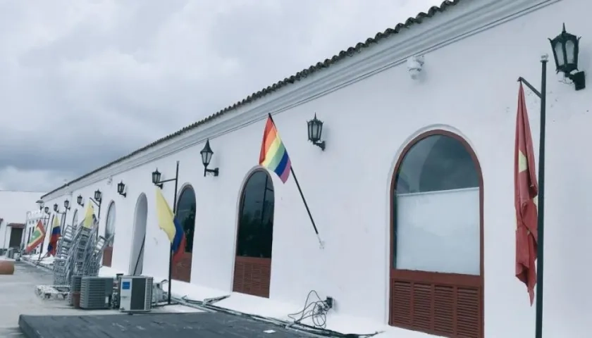 La bandera de la comunidad LGBTI fue izada este miércoles.
