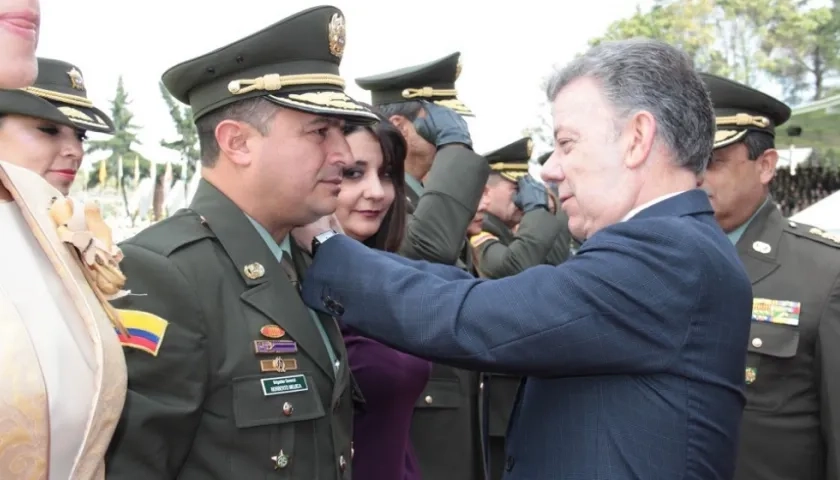 El Presidente Juan Manuel Santos imponiendo la insignia al nuevo BG Norberto Mujica Jaime.