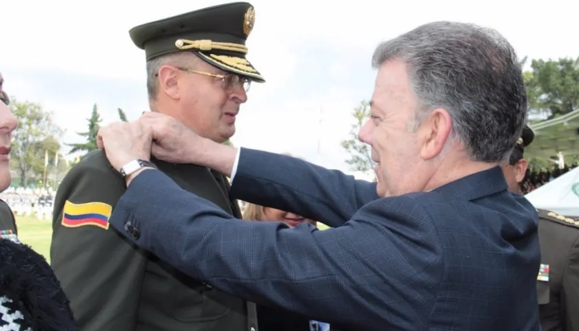 El Presidente Juan Manuel Santos, imponiendo la insignia al nuevo BG Silverio Suárez Hernández.