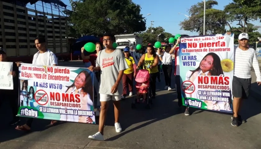 Parientes y amigos de la joven estudiante del Sena desaparecida, Gabriela Andrea Romero Cabarcas, realizaron una marcha en el Bulevar de Simón Bolívar
