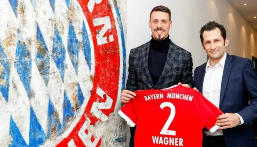 Sandro Wagner y el director deportivo del Bayern, Hasan Salihamidzic.
