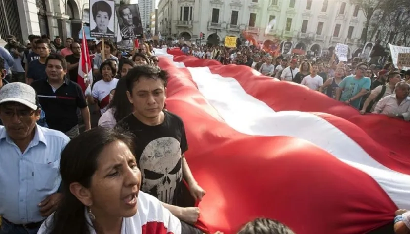 Miles de peruanos han protestado el indulto.
