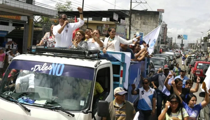 El expresidente Rafael Correa en plena campaña por el "No".