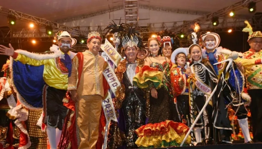 El Rey Momo Ricardo Sierra fue coronado por la Reina del Carnaval 2018, Valeria Abuchaibe.