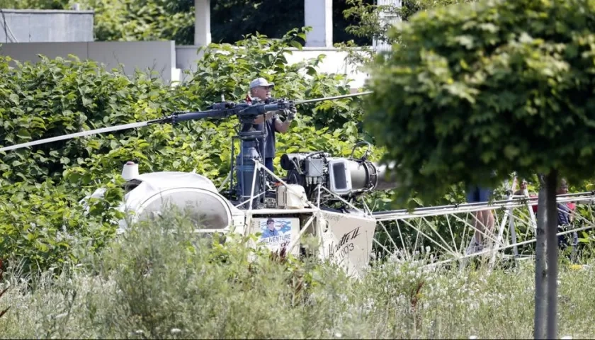 Agentes franceses supervisaban el helicóptero presuntamente abandonado por Redoine Faid, tras fugarse de la prisión de Reau, en Gonesse, al norte de París, el pasado 1 de julio