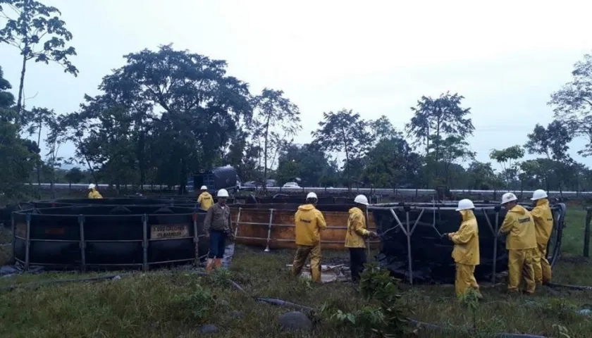 Personal de Ecopetrol atiende la emergencia por nuevo atentado a oleoducto.
