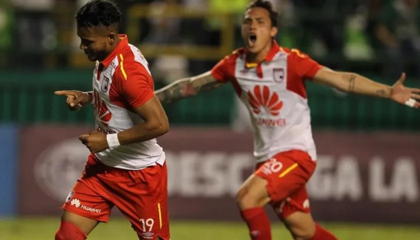 Wilson Morelo y Luis Manuel Seijas celebran el primer gol santafereño.