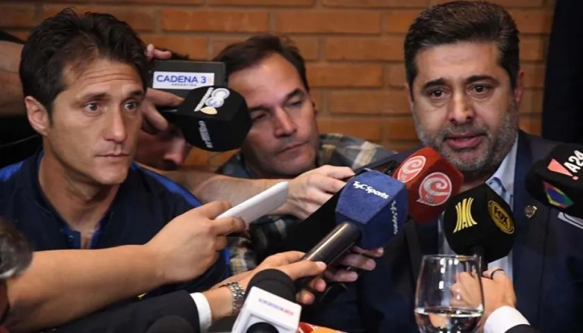 El técnico de Boca Juniors, Guillermo Barros Schelotto y el presidente del club, Daniel Angelici.