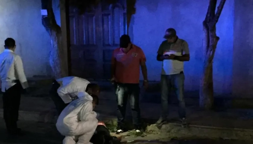 Autoridades en el levantamiento del cadáver de Miguel Machado.