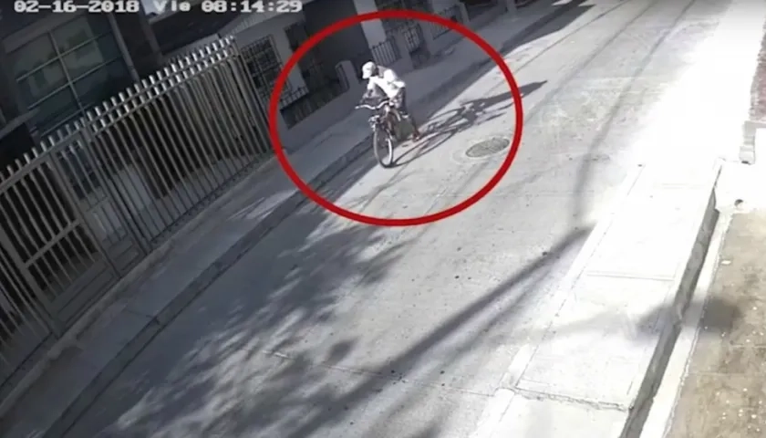 Momentos en que el ladrón se lleva la bicicleta.