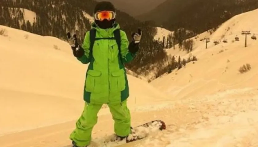 Las fotografías publicadas por medios rusos muestran a esquiadores deslizándose por laderas que parecen dunas en un desierto.