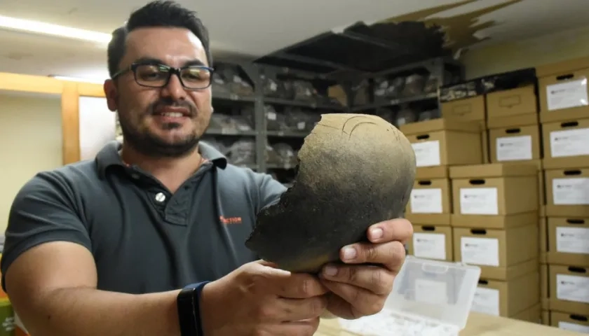 El profesor Javier Rivera, antropólogo de la Universidad Nacional y Doctorado en Arqueología sostiene una pieza de cerámica.