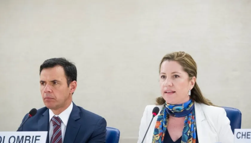 El ministro del Interior, Guillermo Rivera, y la alta consejera de DDHH, Paula Gaviria.