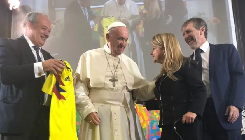 El Papa Francisco recibe de la exalcaldesa de Barranquilla Elsa Noguera la camiseta de la Selección Colombia.