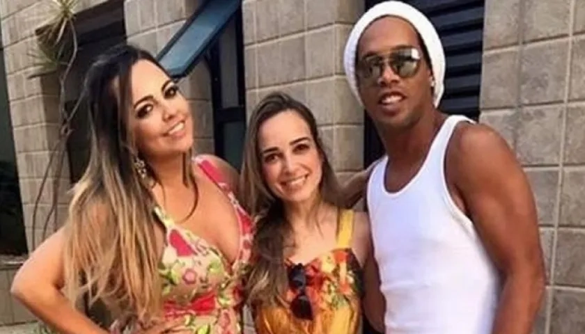 Ronaldinho, exjugador brasileño, acompañado de sus novias. 