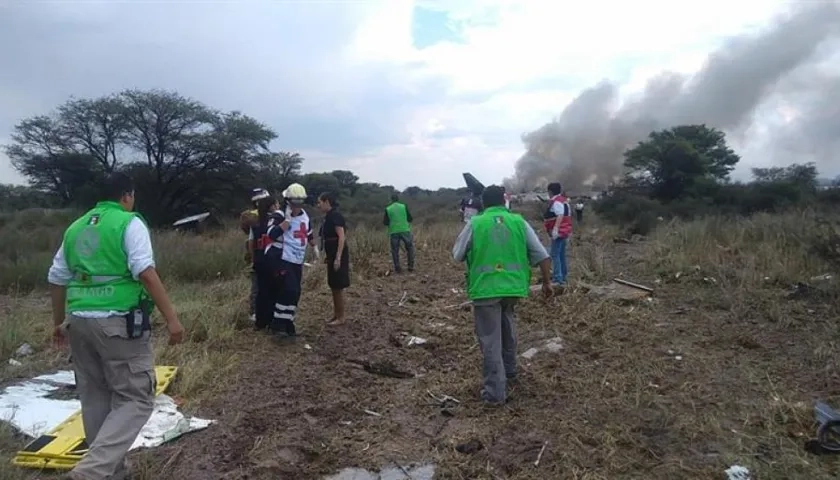 Al menos 12 personas heridas se encuentran en estado crítico tras desplomarse hoy un avión de Aeroméxico