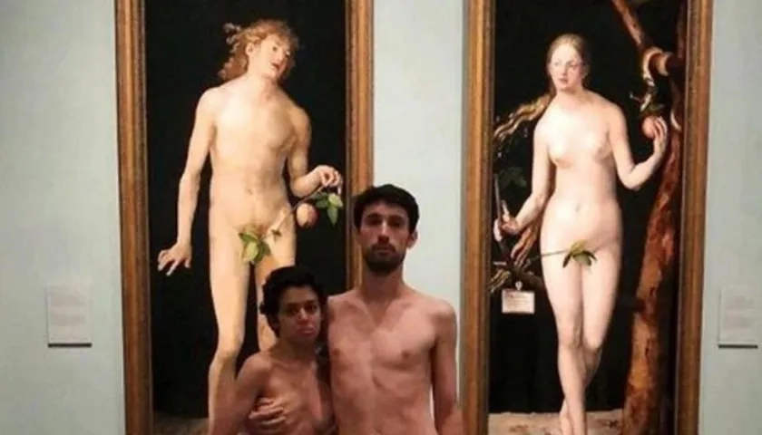  Así posaron Adrián Pino y Jet Brühl, en el Museo de Prado.