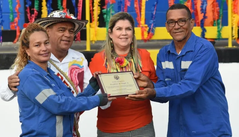 El Rey Momo entrega la placa a Mary Durán y Manuel Rodríguez, los acompañan Clara Cabrales, Directora Comercial de Carnaval SA.