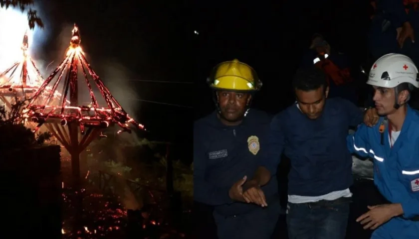 Organismos de socorro en la atención de emergencia or incendio en Taganga.