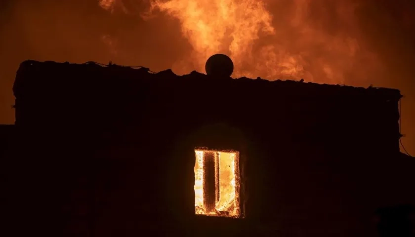 Los bomberos y servicios de emergencia en el norte del estado no han logrado controlar un devastador incendio.