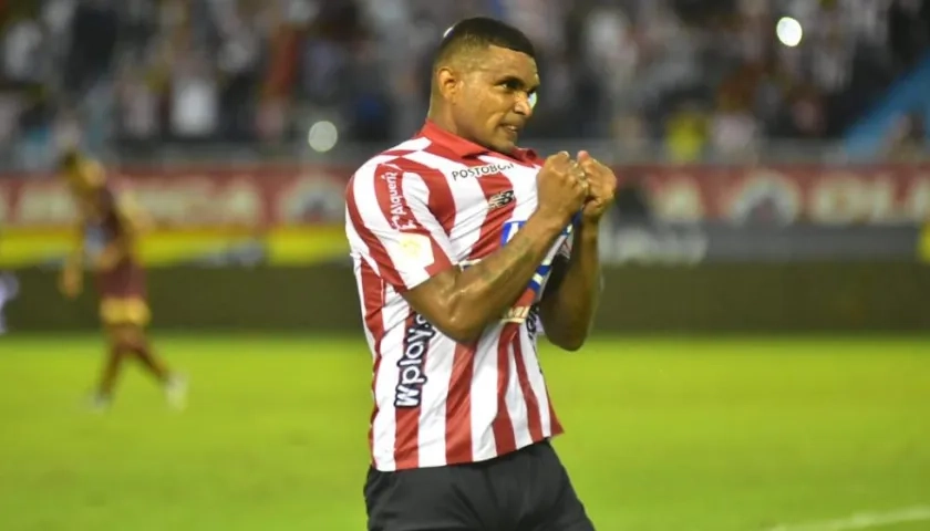 Luis Narváez celebrando el gol del empate.