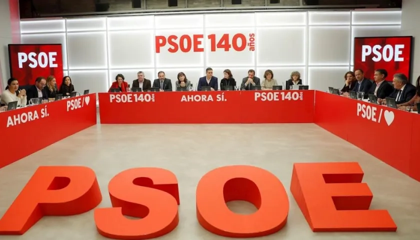 El secretario general del PSOE, Pedro Sánchez (c), preside la reunión de la Comisión Ejecutiva Federal celebrada este lunes en la sede de Ferraz. 