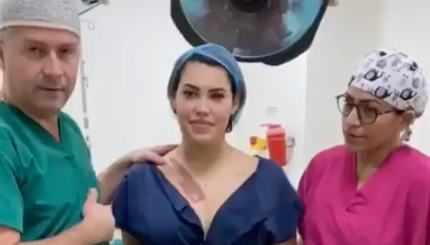 Ana del Castillo junto al cirujano Norman Blanco.